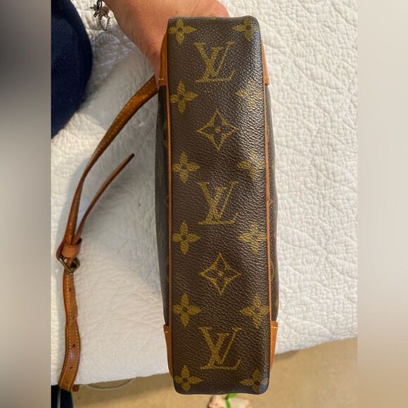 Auth LOUIS VUITTON Mono
Canvas Trocadero camera Crossbody. A rating MSRP $2700 - Picture 3 of 16